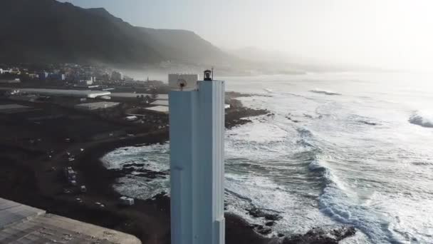 Ο φάρος της Πούντα ντελ Γουαδτάλου. Τοπίο με θέα στον ωκεανό. Ηλιοβασίλεμα. Εναέρια — Αρχείο Βίντεο