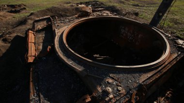 Savaşta bir tank. Caterpillar. Gövde.