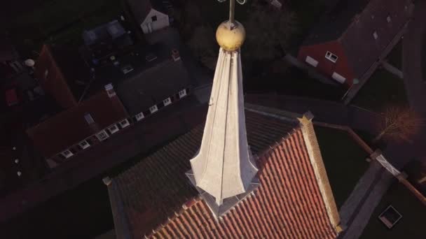 Girouette sur le toit de la vieille église. Carrelage sur le toit. Vieux village européen. Chaussette Swan Cuivre . — Video