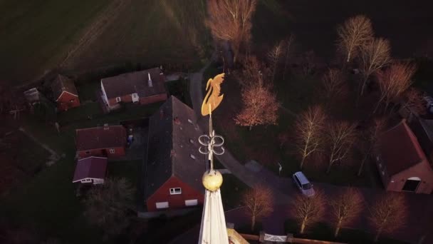 Wetterfahne auf dem Dach der alten Kirche. Ziegel auf dem Dach. altes europäisches Dorf. Schwan Kupfer Windsack. — Stockvideo