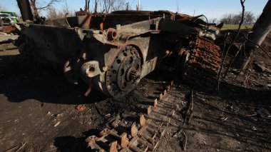 Savaşta bir tank. Caterpillar. Gövde.