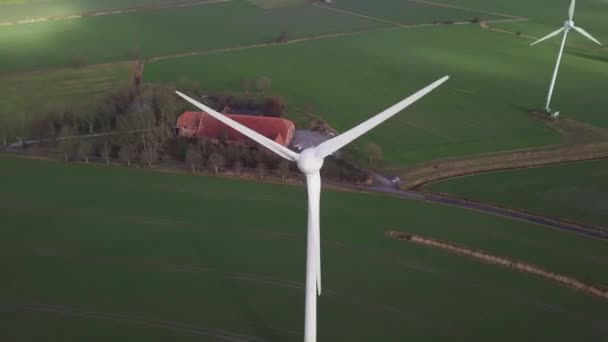 Wind turbine uit lucht beeld-duurzame ontwikkeling, milieuvriendelijk. Wind molens tijdens de heldere zomerdag. — Stockvideo