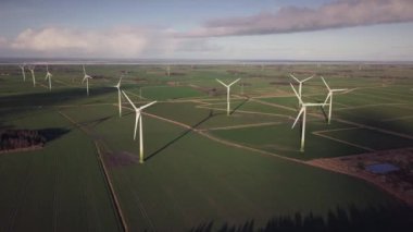 Havadan rüzgar türbini - Sürdürülebilir kalkınma, çevre dostu. Parlak yaz gününde rüzgar değirmenleri.