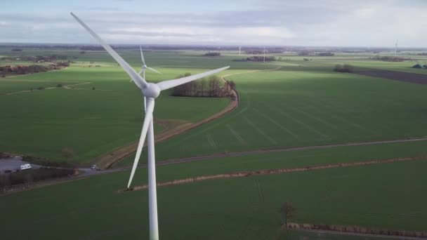 Turbina eólica desde la vista aérea - Desarrollo sostenible, respetuoso con el medio ambiente. Molinos de viento durante el brillante día de verano . — Vídeos de Stock