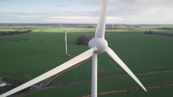 Turbina eólica desde la vista aérea - Desarrollo sostenible, respetuoso con el medio ambiente. Molinos de viento durante el brillante día de verano . — Vídeo de stock