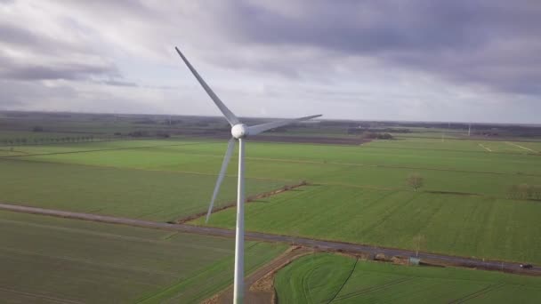 Turbina eólica desde la vista aérea - Desarrollo sostenible, respetuoso con el medio ambiente. Molinos de viento durante el brillante día de verano . — Vídeos de Stock