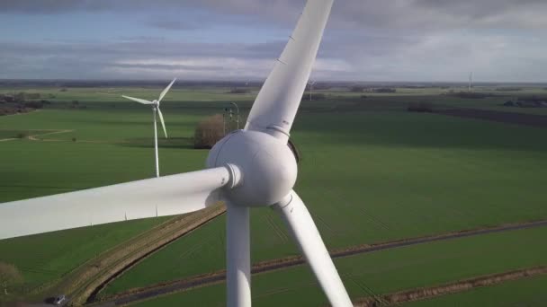 Turbina eólica desde la vista aérea - Desarrollo sostenible, respetuoso con el medio ambiente. Molinos de viento durante el brillante día de verano . — Vídeos de Stock