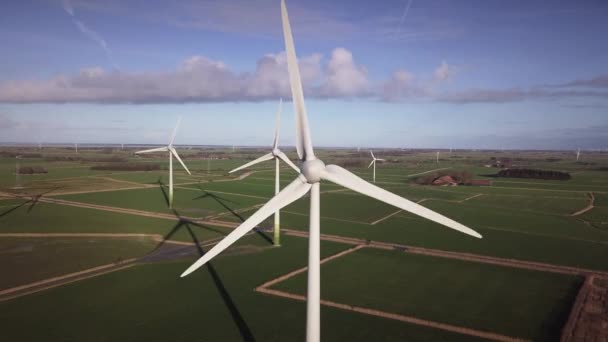 Turbina eólica a partir de vista aérea - Desenvolvimento sustentável, favorável ao meio ambiente. Moinhos de vento durante o dia de verão brilhante . — Vídeo de Stock