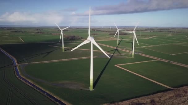 Windkraftanlage aus der Luft - nachhaltige Entwicklung, umweltfreundlich. Windmühlen bei strahlendem Sommertag. — Stockvideo