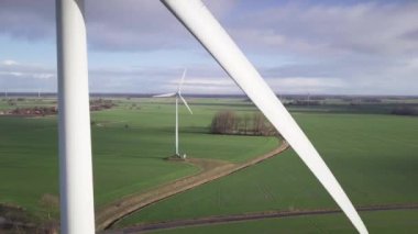 Havadan rüzgar türbini - Sürdürülebilir kalkınma, çevre dostu. Parlak yaz gününde rüzgar değirmenleri.