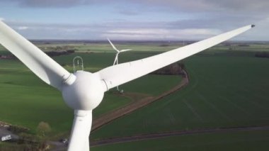 Havadan rüzgar türbini - Sürdürülebilir kalkınma, çevre dostu. Parlak yaz gününde rüzgar değirmenleri.