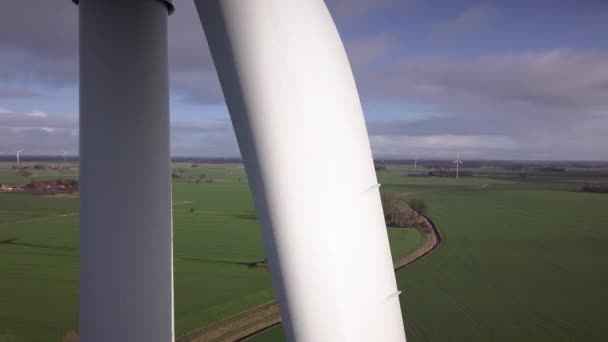 Windkraftanlage aus der Luft - nachhaltige Entwicklung, umweltfreundlich. Windmühlen bei strahlendem Sommertag. — Stockvideo