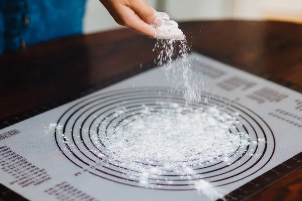 Kadın elleriyle hamur yapmak. Ev yapımı. Ekmek hazırlama