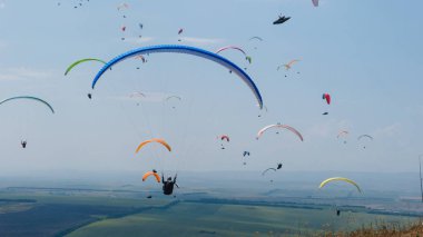 Yamaç paraşütü yarışmaları. Yaz günü uçan yamaç paraşütü