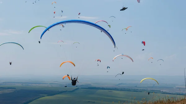 Paragliding competitions. Paraglider flying in summer day — Stock Photo, Image