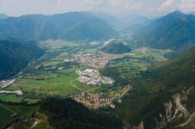 Tolmin şehri. Slovenya'da takip, Julian Alps. Havadan çekilen manzara.