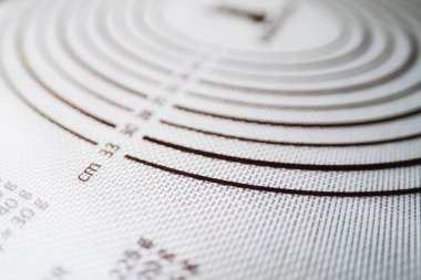 Ölçüm ölçeği ile silikon pişirme paspas. Mutfak için alet.