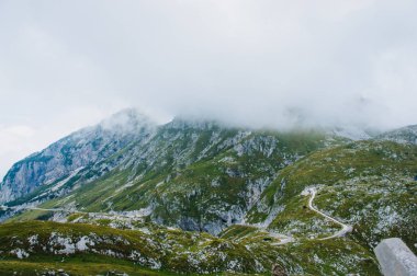 Slovenya'da takip, Julian Alps. Dağ Mangart.