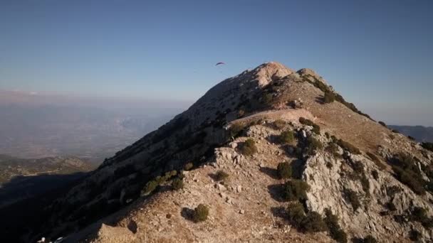 Türkiye'de Babadağ Dağı. Yamaç paraşütleri tepeden uçuyor.. — Stok video