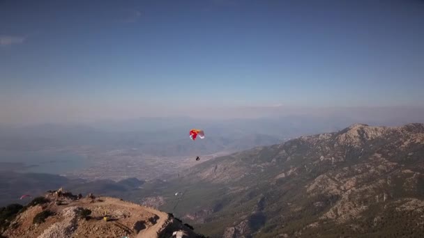 Mount Babadag in Turkije. Paragliders vliegen vanaf de top. — Stockvideo