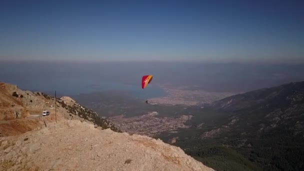 Гора Бабадаг в Туреччині. Параплани летять з вершини. — стокове відео