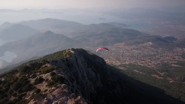 Monte Babadag en Turquía. Los parapentes vuelan desde arriba . — Vídeos de Stock