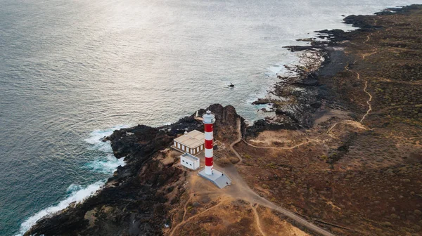 Farol de Punta Abona. Paisagem com vista para o oceano. Pôr do sol. A água está brilhante. Aéreo. Ilha de Tenerife, Espanha — Fotografia de Stock