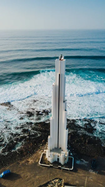 Punta del Hidalgo deniz feneri. Okyanus manzaralı peyzaj. Günbatımı.
