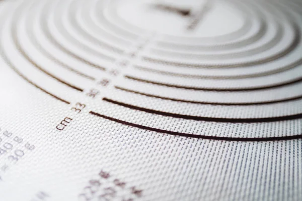 Ölçüm ölçeği ile silikon pişirme paspas. Mutfak için alet.