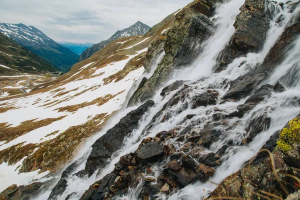 Dağdaki dağ şelalesi. Alps. Kar. Poster Resmi.