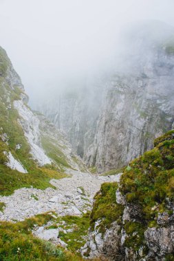Slovenya'da takip, Julian Alps. Dağ Mangart.