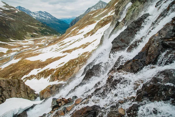 Dağdaki dağ şelalesi. Alps. Kar. Poster Resmi.