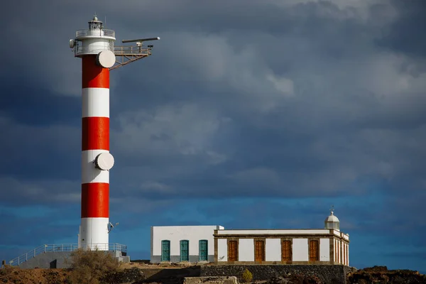 Phare de Punta Abona. Paysage avec vue sur l'océan. Coucher de soleil. L'eau est brillante. Île de Tenerife, Espagne — Photo