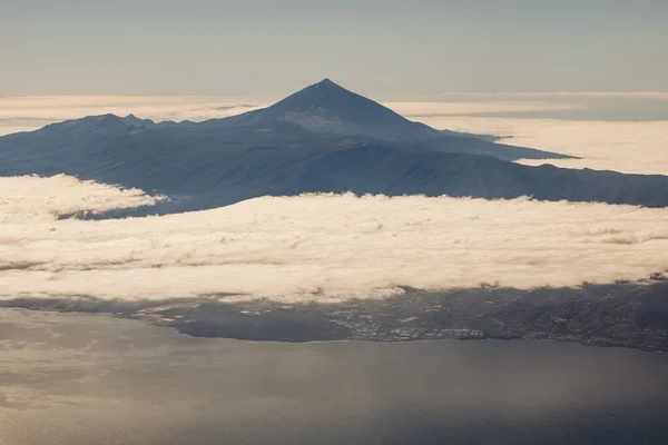 Uitzicht op de Teide van bovenaf. National Park, Tenerife, Canarische eilanden, Spanje. — Stockfoto