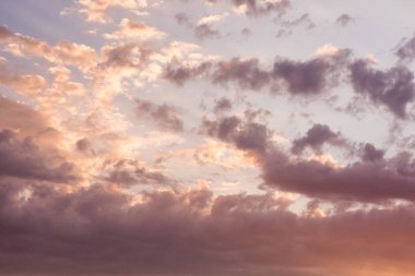 Akşam gökyüzünün güzel manzarası. Sonbahar güneşinin gün batımı. Bulutların arasında uçuyor. Bulutun altında.