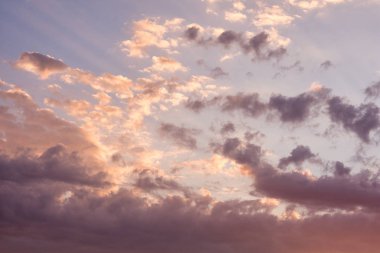Akşam gökyüzünün güzel manzarası. Sonbahar güneşinin gün batımı. Bulutların arasında uçuyor. Bulutun altında.