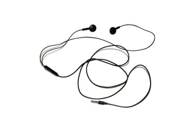 Kablolu kulaklıklar. Gerçekçi siyah kulaklıklar beyaz arka planda izole edilmiş müzik aksesuarları.