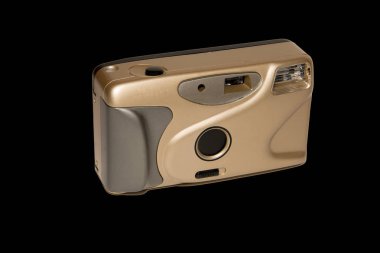 Retro kamera. Film kamerası. Modası geçmiş teknik model. Siyah arka planda. Tecrit tecrit altında. Açıklayıcı editoryal.