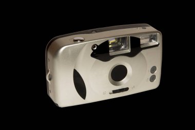 Retro kamera. Film kamerası. Modası geçmiş teknik model. Siyah arka planda. Tecrit tecrit altında. Açıklayıcı editoryal.