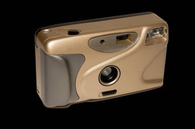 Retro kamera. Film kamerası. Modası geçmiş teknik model. Siyah arka planda. Tecrit tecrit altında. Açıklayıcı editoryal.