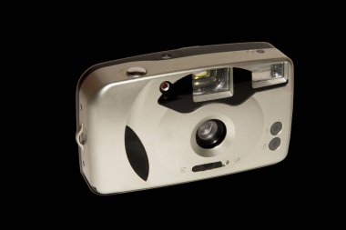 Retro kamera. Film kamerası. Modası geçmiş teknik model. Siyah arka planda. Tecrit tecrit altında. Açıklayıcı editoryal.