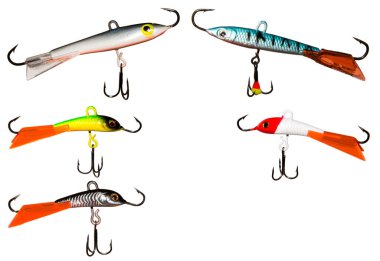 Kış farklı türleri yırtıcı balık için dengeleyici lures. Buz balık yakalamak için büyük ve küçük dengeleyici. Beyaz arka plan üzerinde izole. Açıklayıcı yazı işleri.