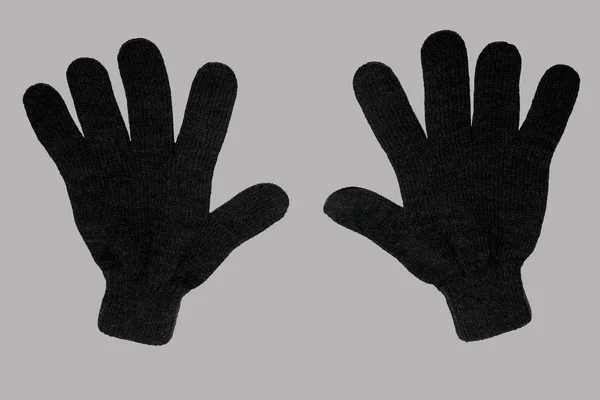 Dvojice Šedých Zimní Pletené Rukavice Svisle Šedém Pozadí Pohled Shora — Stock fotografie
