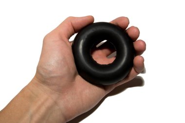 Genişletici ile adam eli. El kaslarını güçlendirmek anlamına gelir. Güç antrenmanı. Siyah genişletici. Beyaz arka planda yalıtılmış.