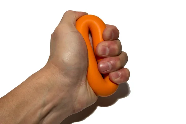 人的手与扩张器 加强手的肌肉 力量训练 橙色扩展器 在白色背景上隔离 — 图库照片
