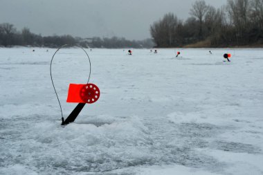 Kış için yırtıcı balık suni balık. Suni balıktır buz üzerinde bir kırmızı bayrak ile yuvarlak.