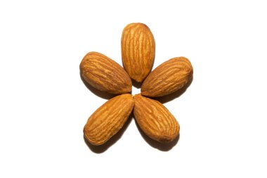 Badem close-up. Beyaz arka plan üzerinde. İzole.