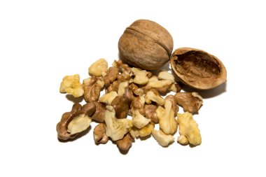 Ceviz close-up. Kabuk ve ceviz meyve. Beyaz arka plan üzerinde. İzole.