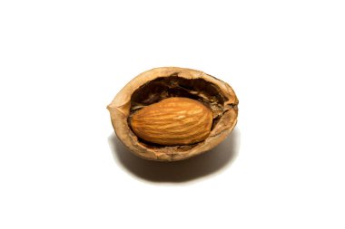 Ceviz kabuğu ve badem close-up. Beyaz arka plan üzerinde. İzole.