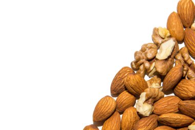 Ceviz ve badem close-up. Meyve ceviz ve badem. Köşede. Yandan. Beyaz arka plan üzerinde. İzole.